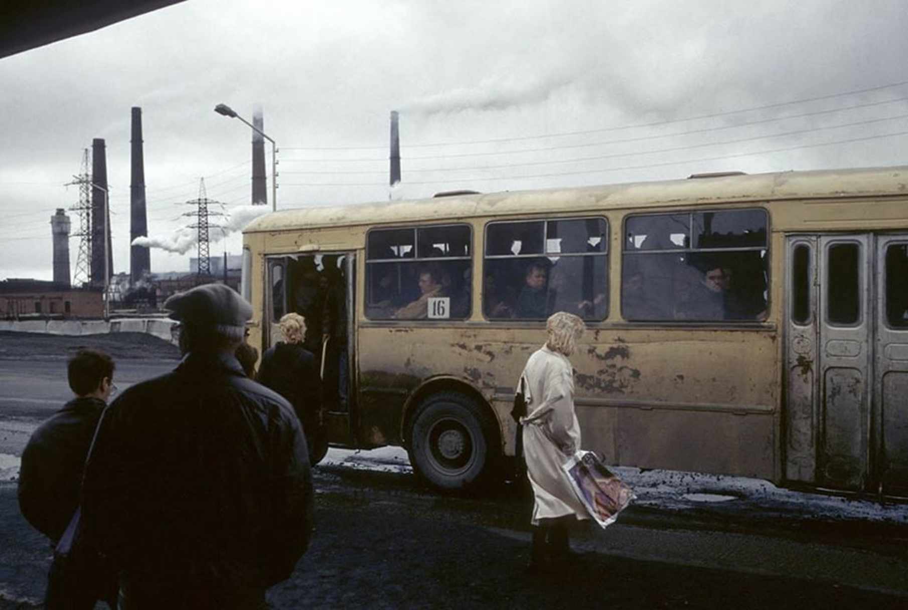 Норильск, автобусная остановка, 1993 год © Жан-Поль Гийото